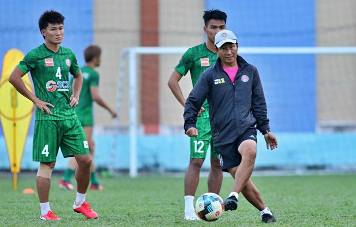  Vì vậy mà sau phần khởi động, HLV Masahiro Shimoda bắt đầu thị phạm cho cầu thủ chống lại cách Lee Nguyễn thi đấu. Thông qua phiên dịch, ông chia sẻ thói quen đi bóng, chuyền bóng và phất bóng dài của cầu thủ số 24 bên phía đối thủ. 