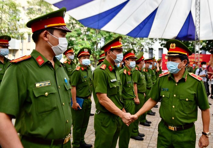  Kết thúc buổi ra mắt, thiếu tướng Trần Đức Tài, Phó giám đốc Công an TP.HCM bắt tay động viên các cán bộ chiến sĩ hoàn thành tốt công việc, chỉ tiêu đặt ra. 