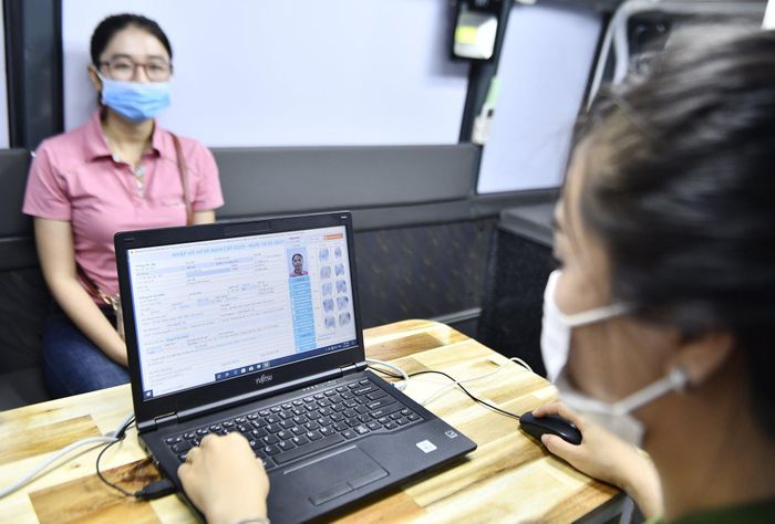 Chị Thanh Thủy (ngụ quận 1) cho biết rất bất ngờ khi được làm CCCD trên ôtô. "Lần đầu tiên tôi được trải nghiệm làm CCCD trên xe lưu động như thế này, cảm giác khá thú vị", chị Thanh Thủy chia sẻ.