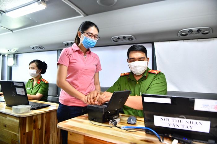  Người dân khi thực hiện cấp CCCD trên xe lưu động cũng thực hiện đầy đủ thủ tục lăn tay, chụp hình, ký giấy hẹn và đóng phí làm CCCD như khi được làm tại trụ sở công an. 