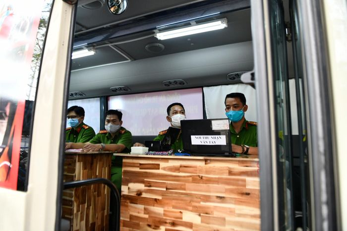  Mỗi xe cấp CCCD lưu động sẽ có khoảng 6 cán bộ cùng thực hiện nhiệm vụ. Mỗi ngày, đơn vị sẽ phân thành 3 ca, mỗi ca đặt chỉ tiêu khoảng 250 hồ sơ cấp CCCD. 