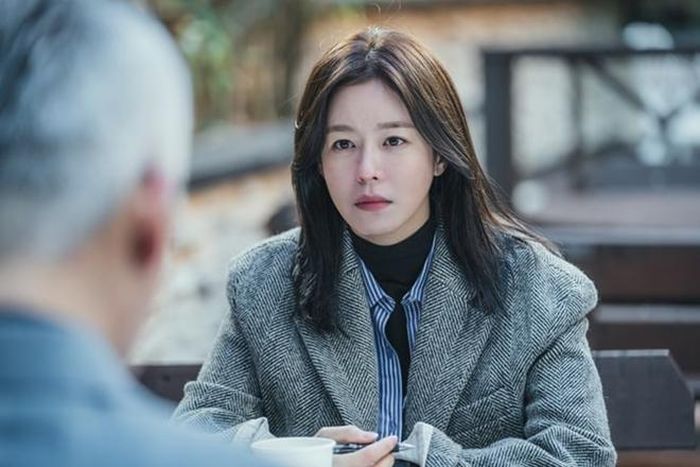 Kyung Soo Jin đảm trách vai biên tập viên truyền hình Choi Hong Joo, luôn muốn đi theo cảnh sát Go Moo Chi để tìm sự thật và đưa tin
