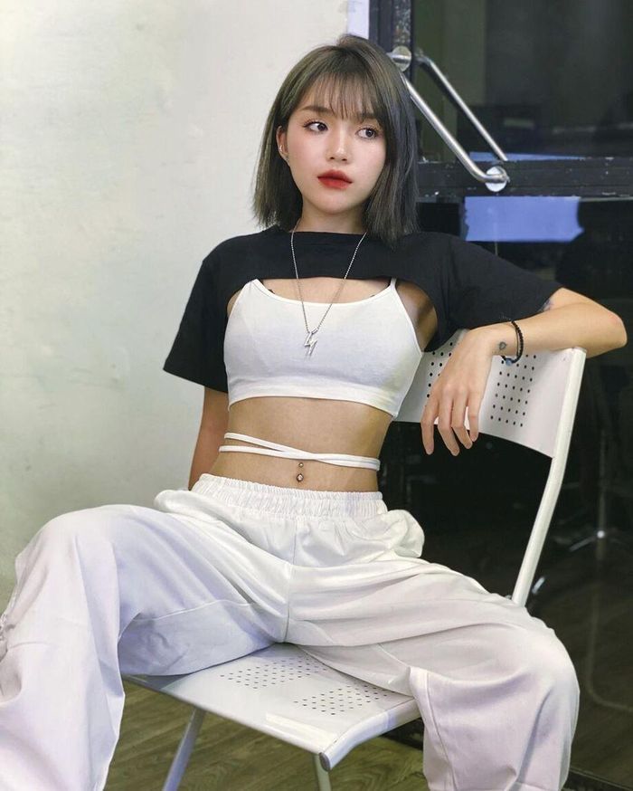 Trong một diễn biến khác, Linh Ngọc Đàm chia sẻ đầy ẩn ý trên TikTok khiến mọi người chú ý bằng đoạn clip: "Nếu một ngày bỗng rời xa thế giới này, thì cũng chẳng có gì nuối tiếc vì cô ấy đã sống một cuộc đời hoang dại theo đúng cái cách mà cô ấy muốn".
