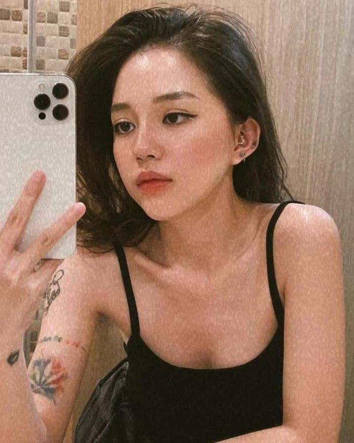 Cụ thể, Linh Ngọc Đàm có viết: "Nay mặc áo bó tí, mấy bạn dô hỏi nâng ngực à, chưa có nâng mấy má!".