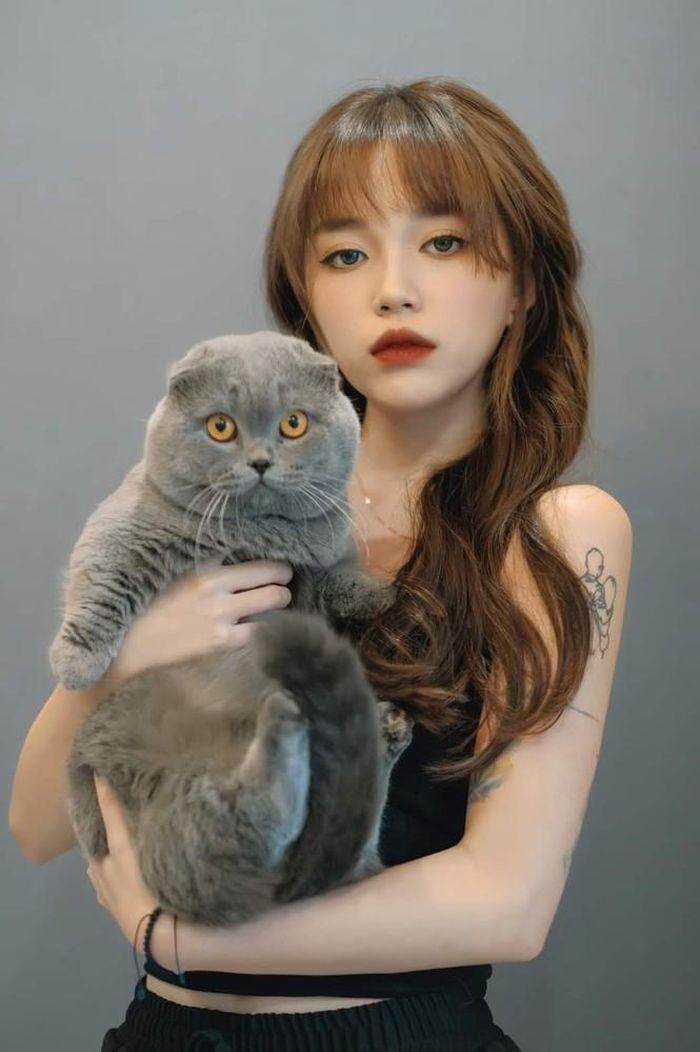 Không thể phủ nhận ngoài tài năng thì nhan sắc của nữ streamer Linh Ngọc Đàm cũng không phải dạng vừa. Cô nàng sở hữu gương mặt xinh đẹp cùng vóc dáng nhỏ nhắn khiến ai ngắm nhìn cũng phải mê mẩn.