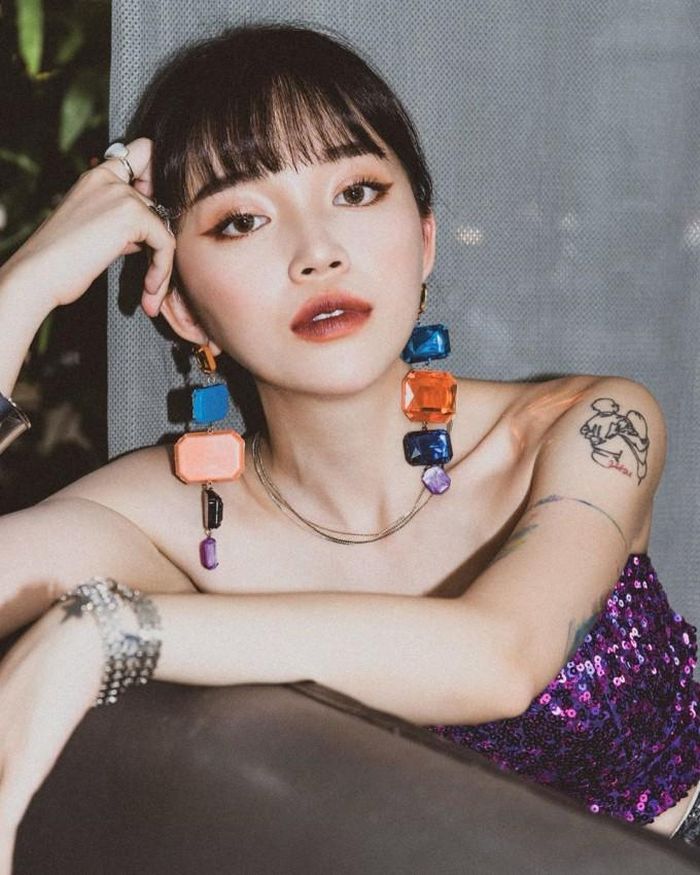 Linh Ngọc Đàm là nữ streamer sinh năm 1996, sau thời gian xây dựng sự nghiệp ở Hà Nội, cô nàng quyết định "Nam tiến" và gặt hái không ít thành công.