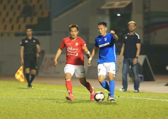 Trung vệ Gustavo Santos (95) rất giỏi không chiến. Ảnh: VPF