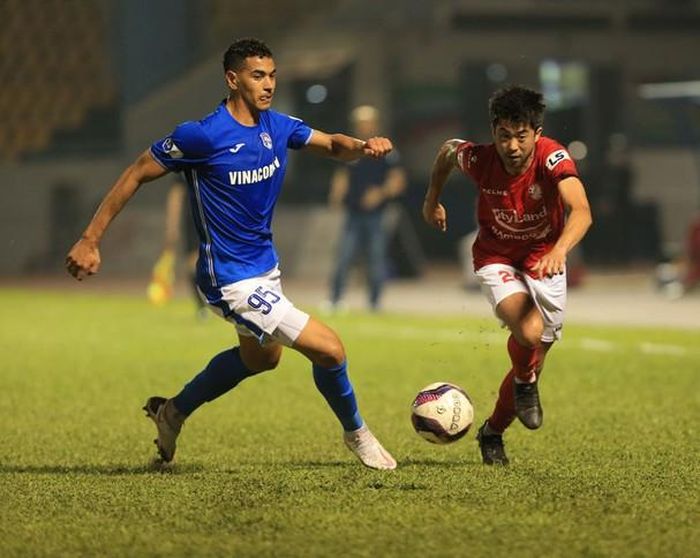 Đôi chân Xuân Tú (77) như nhảy múa bên hành lang cánh phải của đội bóng đất Mỏ. Ảnh: VPF