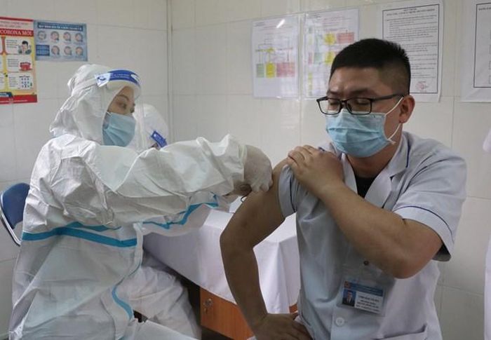 Bác sỹ Đặng Văn Huy, công tác tại Bệnh viện dã chiến Điện Biên Phủ được tiêm vaccine phòng COVID-19. (Ảnh: Xuân Tiến/TTXVN)