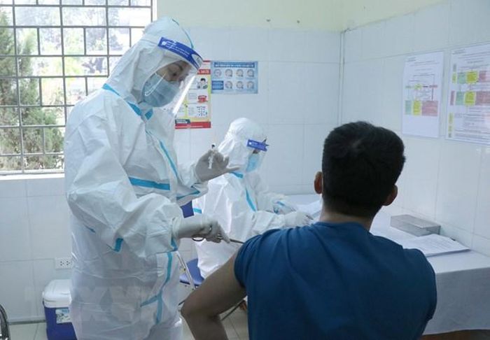 Thực hiện mũi tiêm vaccine phòng COVID-19 cho bác sỹ Nguyễn Đức Hạnh, Trưởng khoa Hồi sức cấp cứu (Bệnh viện dã chiến Điện Biên Phủ). Đây là trường hợp đầu tiên được tiêm vaccine COVID-19 trên địa bàn tỉnh Điện Biên. (Ảnh: Xuân Tiến/TTXVN)