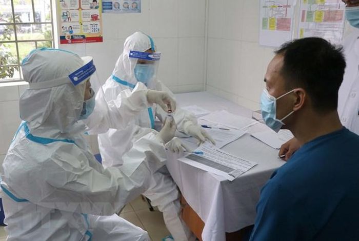 Đội ngũ y, bác sỹ tư vấn cho người được tiêm vaccine COVID-19 về tác dụng, lợi ích của việc sử dụng vaccine và giải thích những phản ứng có thể gặp sau tiêm. (Ảnh: Xuân Tiến/TTXVN)