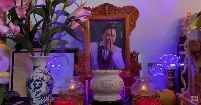 Bàn thờ Chí Tài tại đền thờ tổ của NSƯT Hoài Linh