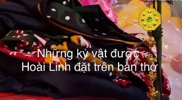 Ngoài heo bông thì cũng còn có nhiều kỷ vật khác trên bàn thờ của cố nghệ sĩ