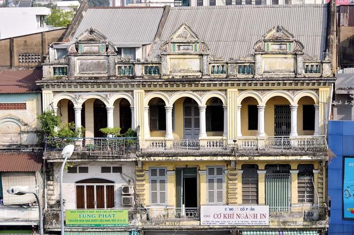 Mặt tiền một nhà phố đặc trưng của người Hoa, với lối kiến trúc ở nửa đầu thế kỷ XX.