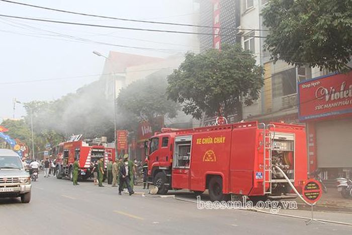 Lực lượng cảnh sát tham gia chữa cháy