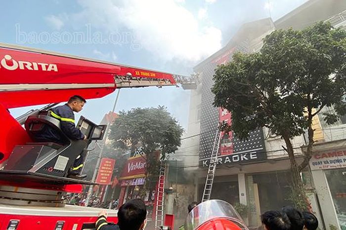 Xe cứu hỏa hiện đại được sử dụng dập tắt đám cháy