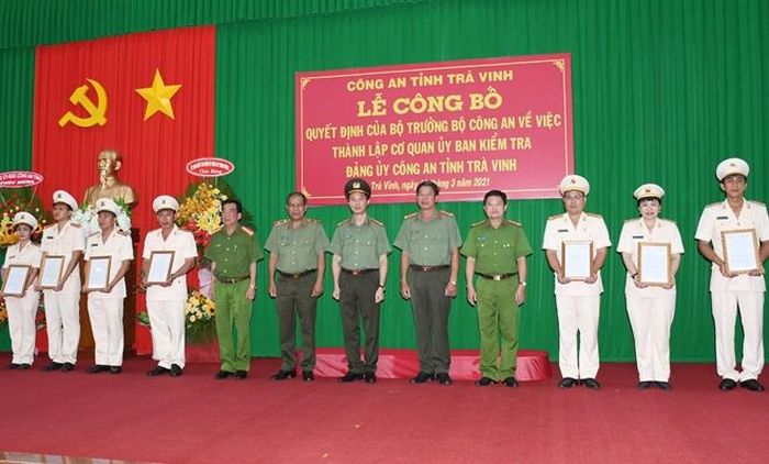 Ban Giám đốc Công an và Cơ quan UBKT Đảng ủy. 
