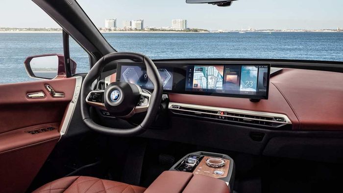 XDrive40 có thể tăng tốc từ 0 đến 100 km/h trong 6 giây, trong khi biến thể xDrive50 mất 5 giây để làm điều này. Cả hai đều có giới hạn tốc độ tối đa là 200 km/h.