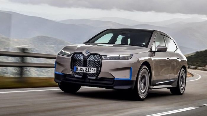 Do là một chiếc xe "xanh", các vật liệu trên BMW iX sử dụng tới 50% là nhôm và 60 kg nhựa được tái chế, trong khi phần lớn chrome đã bị loại bỏ. Nhiều chi tiết khác trên xe là vải bọc len tự nhiên, da được xử lý bằng cách sử dụng chiết xuất lá ô liu.