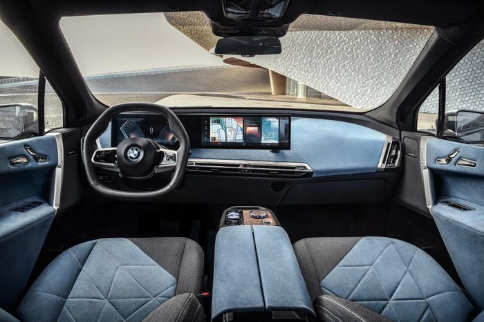 Tại Đức, SUV BMW iX sẽ có giá khởi điểm từ 77.300 euro cho biến thể xDrive40 và 98.000 euro cho biến thể xDrive50.