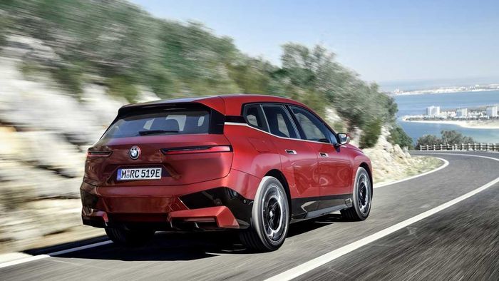 BMW iX sử dụng động cơ được hứa hẹn sẽ cung cấp công suất tăng 30% và có hệ số hiệu suất là 93% so với các đối thủ cạnh tranh cùng phân khúc. xDrive40 được trang bị nguồn pin có dung lượng 70 kWh và của xDrive50 là 100 kWh.