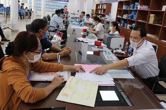 Cán bộ giải quyết thủ tục hành chính cho người dân tại điểm tiếp nhận và trả kết quả khu vực II, TP Thủ Đức. Ảnh: HOÀNG GIANG