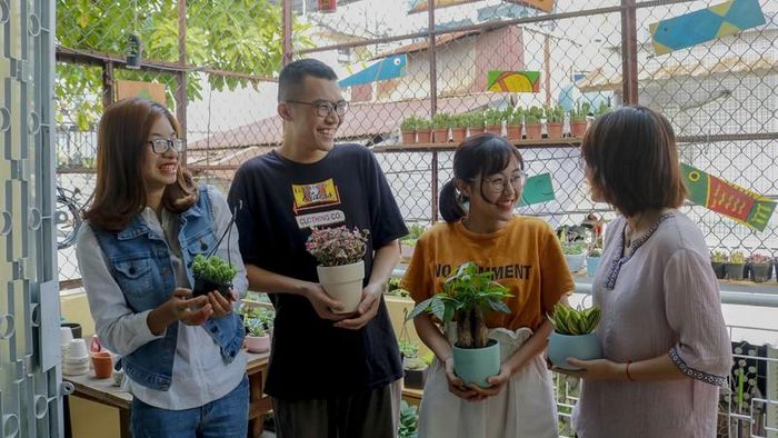 Quý Bình và tình nguyện viên viên trong dự án “Nhà nhiều lá”. Ảnh: NGUYỆT NHI