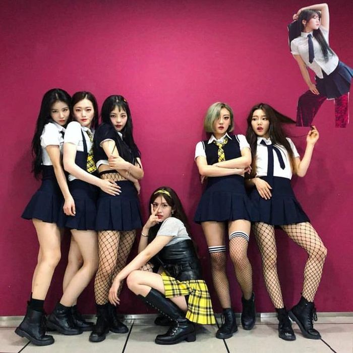 Somi "chìm nghỉm" vì mặc đồ giống vũ công. Ảnh: theqoo.
