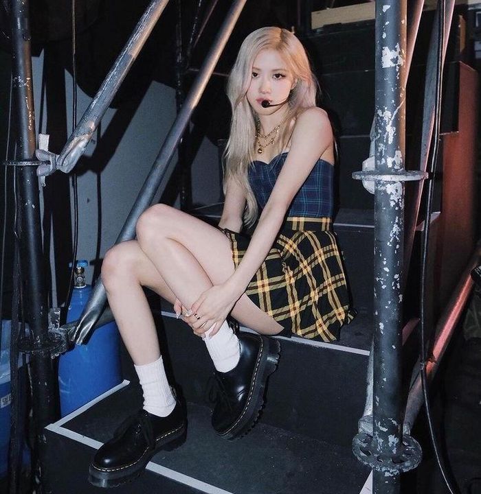  Rosé diện váy áo cá tính khi trình diễn ca khúc On The Ground. Ảnh: @roses_are_rosie. 