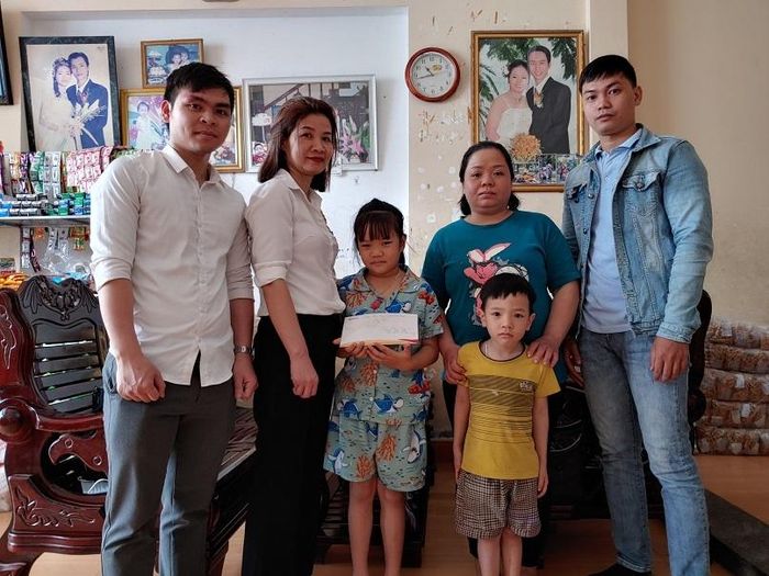 Đại diện báo VietNamNet và đại diện Trung tâm Công tác xã hội TP Đà Nẵng đã đến nhà và trao tiền do bạn đọc ủng hộ cho gia đình anh Phan Anh Hùng và chị Nguyễn Thị Thanh Tâm.