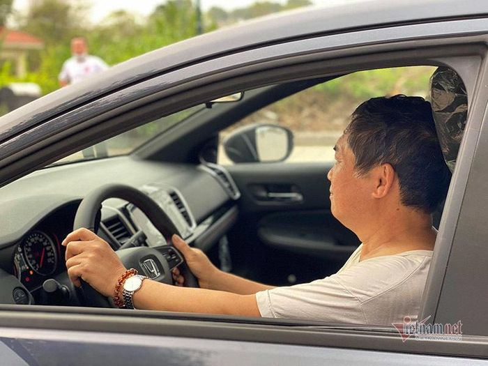 Nhiều ý kiến trái chiều xung quanh việc người cao tuổi có nên tự điều khiển ô tô, xe máy ra đường hay không. (Ảnh: Hoàng Hiệp)