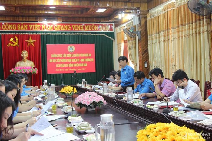 Chủ tịch LĐLĐ huyện Nam Đàn Trần Đình Sáu báo cáo tại buổi làm việc. Ảnh: D.T