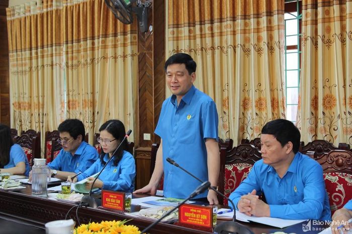 Chủ tịch LĐLĐ tỉnh Kha Văn Tám cho rằng LĐLĐ huyện Nam Đàn cần bứt phá nhiều hơn trong thời gian tới. Ảnh: D.T