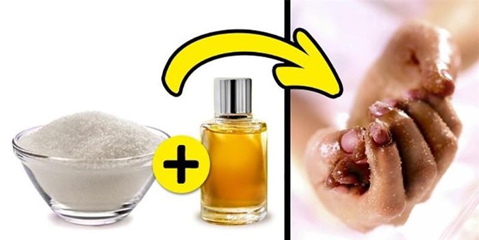 Rửa tay: Nếu tay bạn bị dính dầu động cơ hoặc một thứ gì khác không dễ dàng làm sạch, đường sẽ cứu cánh cho bạn. Chỉ cần trộn bạn đường với dầu và rửa tay với hỗn hợp này, bạn sẽ thu được kết quả.