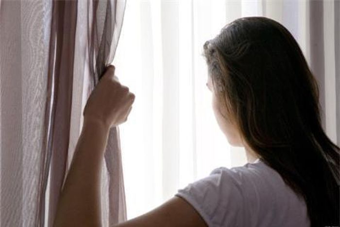 Tôi vừa đi làm về đến cửa, mẹ chồng giật ngay chiếc túi xách từ tay tôi, mở ra tìm xem có tiền của bà trong đó không… (Ảnh minh họa)