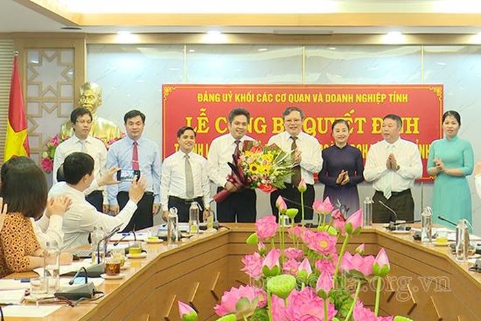 Đồng chí Nguyễn Thái Hưng tặng hoa chúc mừng Đảng bộ.