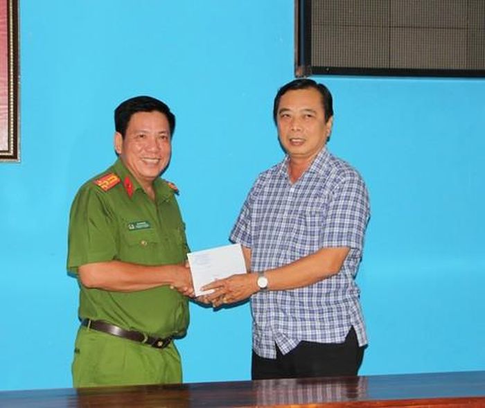 Chủ tịch UBND huyện Chợ Mới Ngô Hoàng Hiếu trao thưởng cho Công an huyện Chợ Mới.