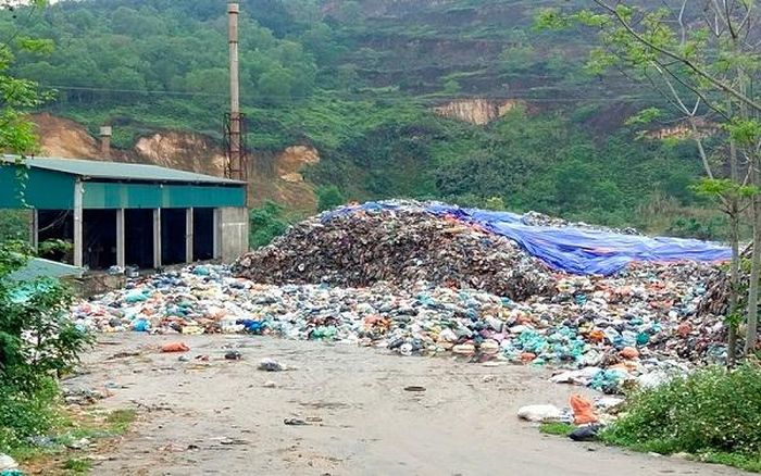 Hơn 5.000 tấn rác thải đang tồn đọng tại bãi tập kết Phượng Thành (Đức Thọ) chưa có cách xử lý.