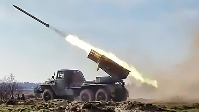 BM-21 được đưa vào sử dụng từ năm 1963 trong quân đội Liên Xô và hàng chục quốc gia trên thế giới, sau khi Liên Xô tan rã, Ukraine được thừa hưởng khá nhiều tổ hợp pháo phóng loạt này.