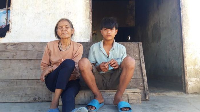 Y Cảnh và bà ngoại thẫn thờ sau khi ngôi nhà bị cháy.
