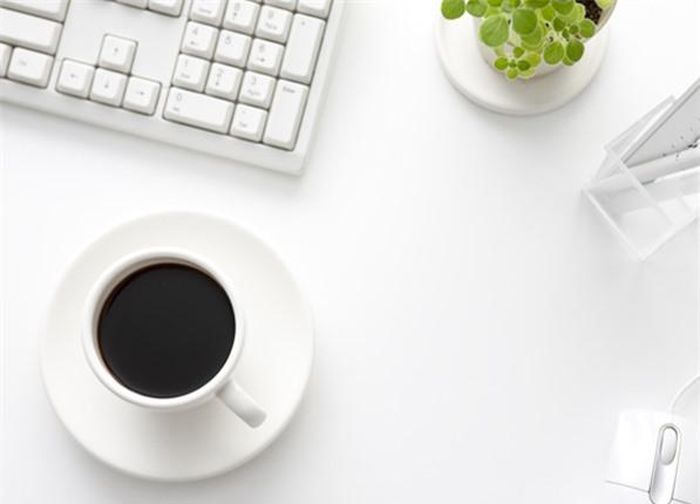 Nhiều người không thể luôn có được một giấc ngủ hoàn hảo tám tiếng một đêm, nhưng với mục tiêu ít nhất là bảy tiếng sẽ giúp làn da sản xuất nhiều collagen hơn và bù nước khi ngủ. Hãy tránh xa các loại đố uống yêu thích có thể gây mất ngủ vào buổi tối.