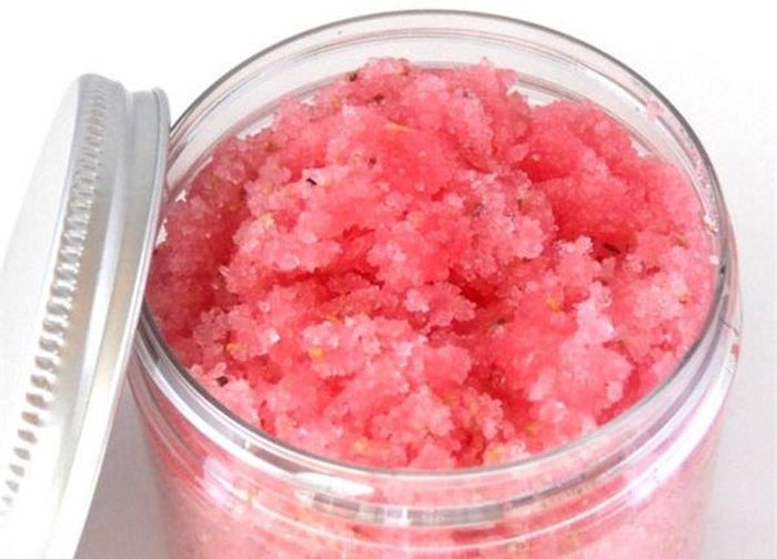 Tẩy da chết nhẹ nhàng, không nên chà xát mạnh trên da vì chất tẩy có thể gây ra kích ứng và mụn. 