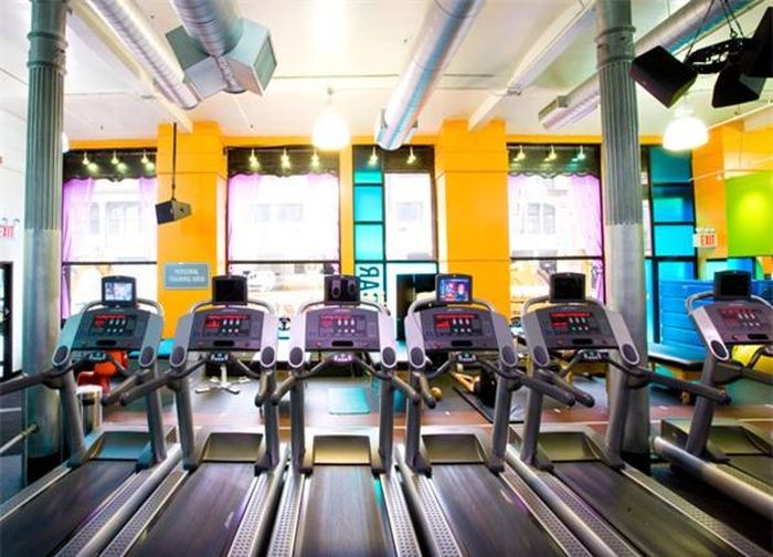  Phòng tập thể dục là nơi tập trung rất nhiều vi khuẩn. Vì vậy, không nên chạm bàn tay vào khuôn mặt trong quá trình tập luyện. Bạn nên dùng một chiếc khăn để thay thế. 
