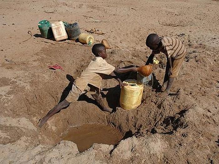 Biến đổi khí hậu khiến nhiều vùng tại Kenya thiếu nước trầm trọng.