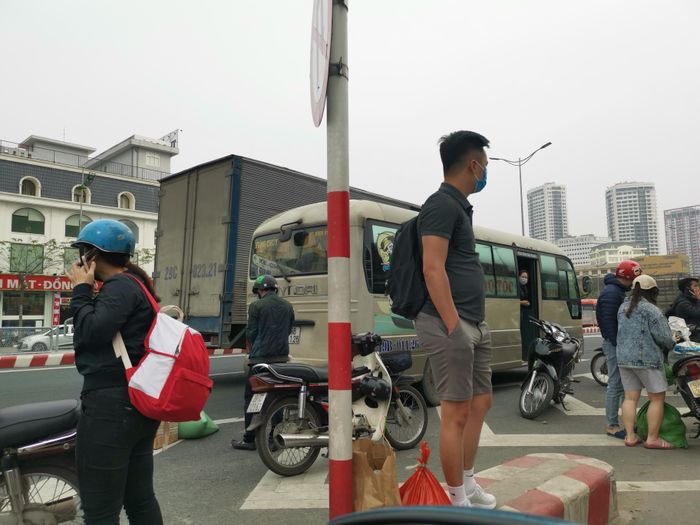 Xe khách dừng đỗ tùy tiện, chạy lòng vòng để “bắt khách”.