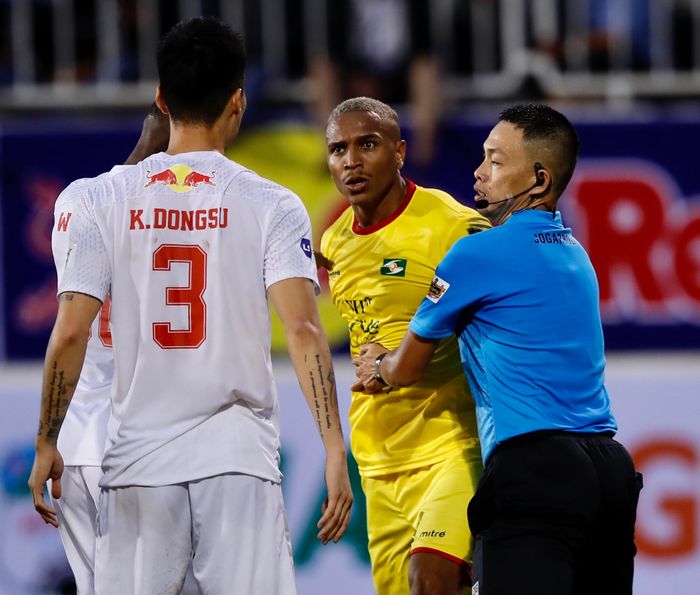  Felipe Martins (áo vàng) không tỏ ra nhân nhượng với bất kỳ cầu thủ HAGL nào. Ảnh: Duy Anh. 