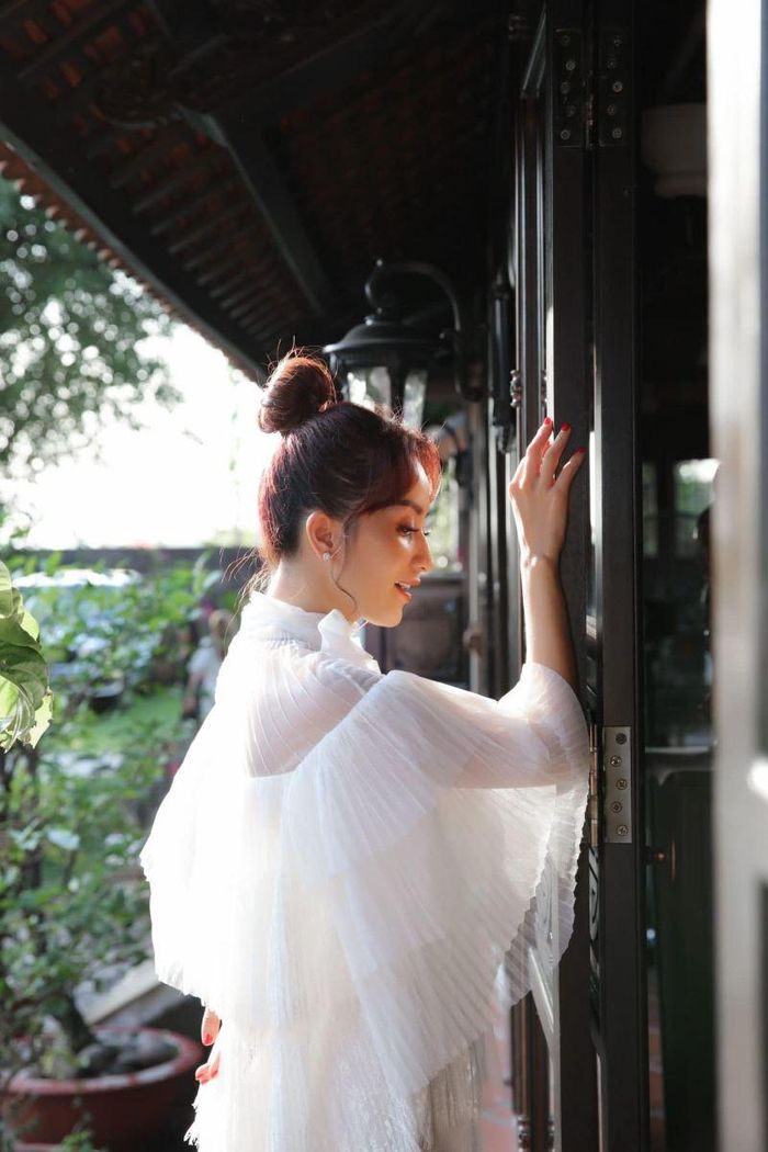 "Số đẹp nhỉ phải không mọi người .Con số cuối cùng của đầu 3 đuôi chơi vơi" - Khánh Thi chia sẻ với mọi người
