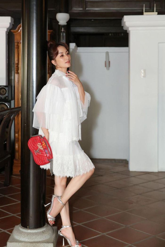 Cô bảo rằng:"Cứ vui đi khi cuộc đời cho phép .Có mấy ai được mỉm cười mãn nguyện .Ta yêu đời bởi đời cho ta nhiều thứ.Có bạc đãi rồi lại cho cỏ thơm .Ta yêu và lại yêu , khóc rồi lại yêu "