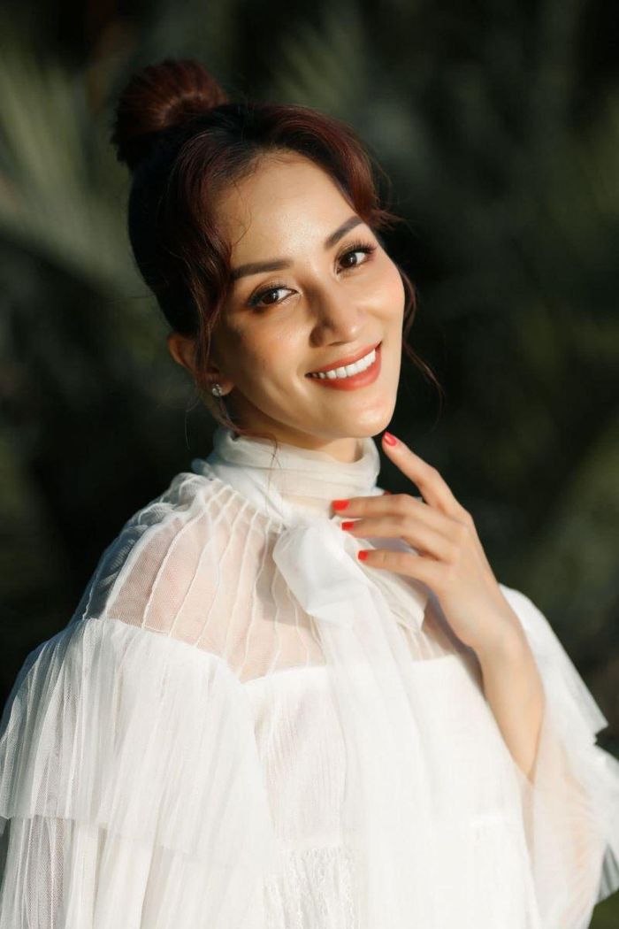 Dù được khen về độ trẻ đẹp "bền vững" theo năm tháng nhưng chính chủ thừa nhận:"Ừ thì bùng nổ mà tâm tịnh nhé .Ừ thì đớn đau rồi lại hạnh phúc .Xuân thì chẳng níu kéo ".