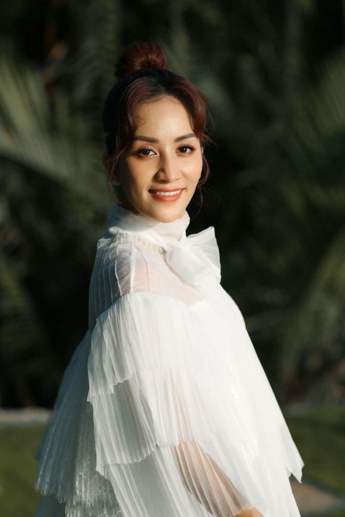 "Cám ơn mẹ sinh ra con với hình hài này và cuộc sống tươi đẹp .Cám ơn gia đình bè bạn luôn bên nhau .Hôm nay tớ lại được sinh ra đời lần thứ 39" - Khánh Thi hạnh phúc bày tỏ
